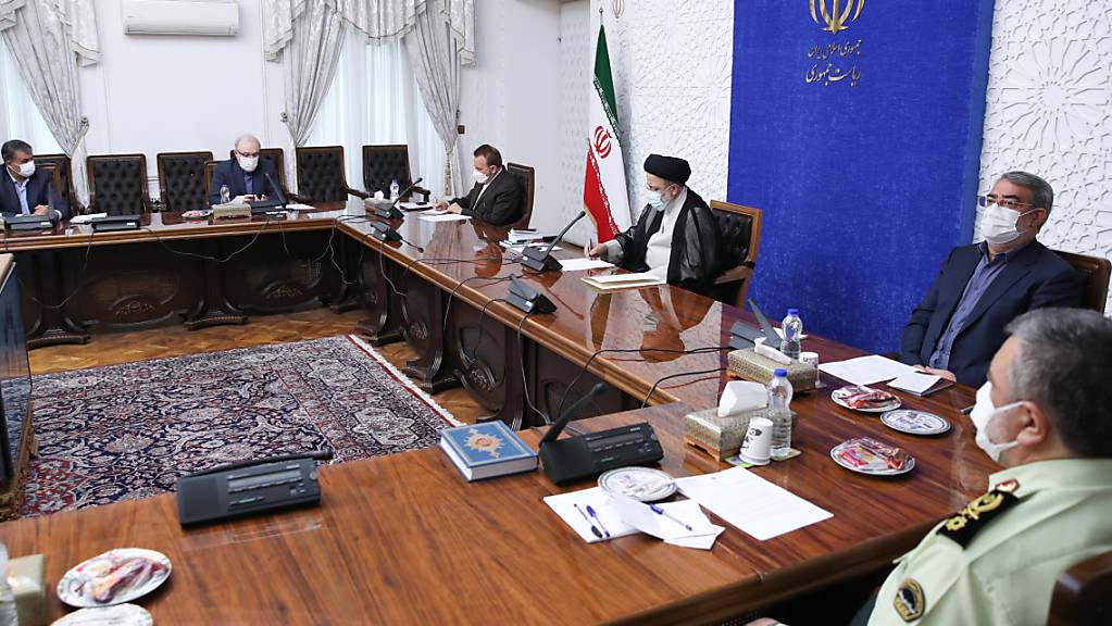 HANDOUT - Ebrahim Raisi (3.v.r), Präsident des Iran, nimmt an einem Treffen Anfang August mit der Nationalen Task Force zur Bekämpfung der Corona-Pandemie teil. Erstmals sind nach Angaben des iranischen Gesundheitsministeriums über 700 Corona-Tote an einem Tag registriert worden. Foto: Iranian Presidency/ZUMA Press Wire/dpa