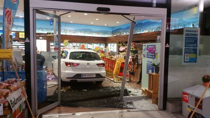 Amokfahrer rast in Tankstellenshop