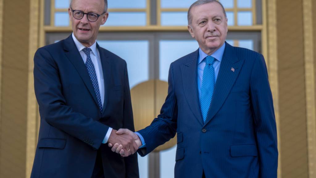 Bundeskanzler Friedrich Merz (CDU) wird von Recep Tayyip Erdogan (r), Präsident der Türkei, vor dem Präsidialpalast begrüßt. Merz hält sich zu seinem Antrittsbesuch in der Türkei auf. Foto: Michael Kappeler/dpa