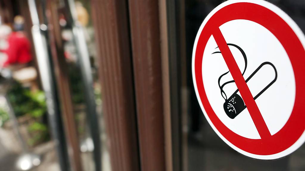 ARCHIV - Ein Rauchverbotsschild hängt an einer Gaststätte. Foto: Martin Gerten/dpa