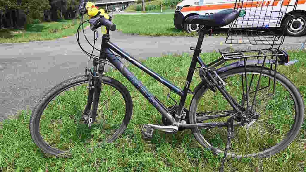 Eine 69-Jährige ist bei einem Sturz von ihrem Velo in Wangs SG schwer verletzt worden.