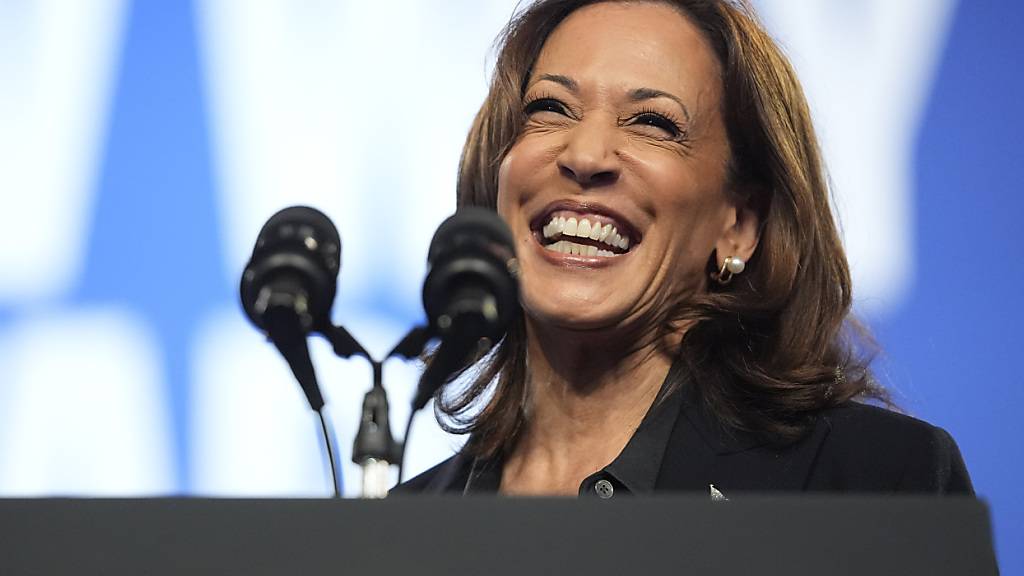 ARCHIV - Die demokratische US-Präsidentschaftskandidatin Kamala Harris spricht während einer Wahlkampfveranstaltung im Dort Financial Center. Foto: Mark Schiefelbein/AP/dpa