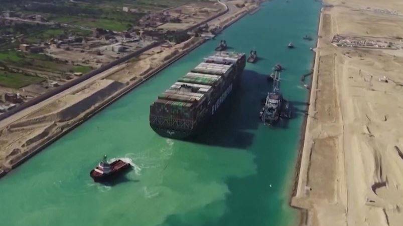 Schiff läuft im Suezkanal auf Grund