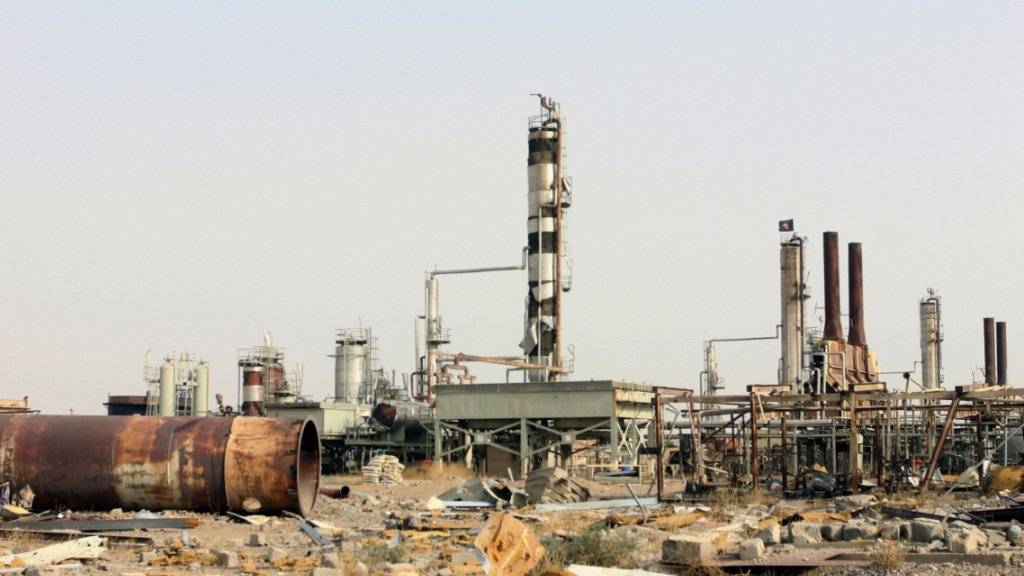 Zerstörte Raffinierie im irakischen Baji: Die US-geführte Militärkoalition griff in Syrien eine weitere Ölanlage an, die dem IS als Einnahmequelle diente. (Archivbild)