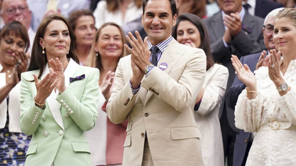 Applaus für den Rekordsieger von Wimbledon: Roger Federer in der Royal Box zwischen der Herzogin Kate (li.) und seiner Frau Mirka