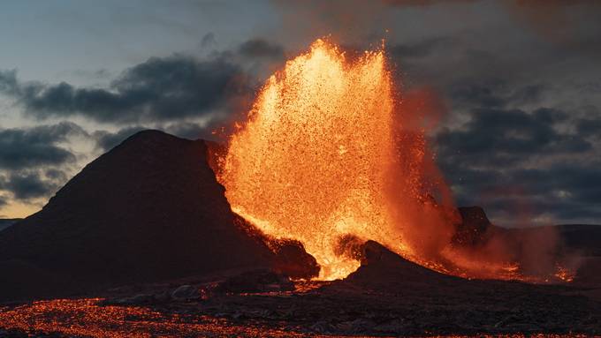 Du wolltest schon immer einmal in einen Vulkan hineinschauen?
