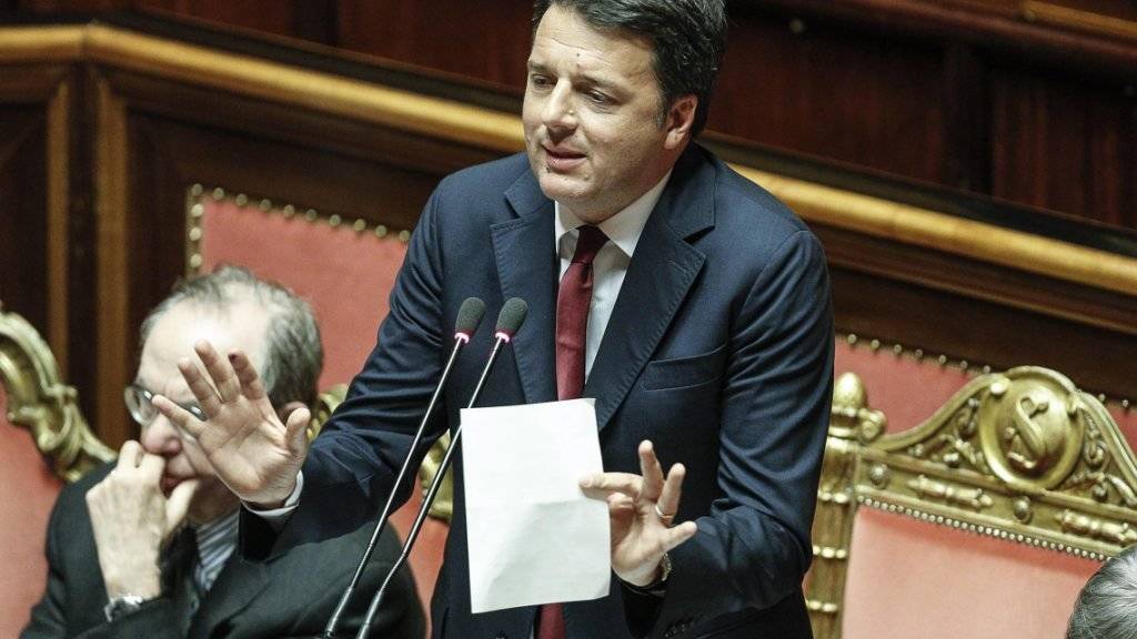 Italiens Regierungschef Renzi verteidigt sich im Parlament vor einer Vertrauensabstimmung. Er verfügt im Senat über eine solide Mehrheit.