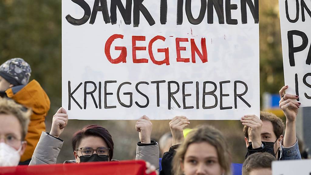 GSoA-Aktivistinnen und -Aktivisten bei einer Protestaktion vor der russischen Botschaft in Bern. (Archivbild)