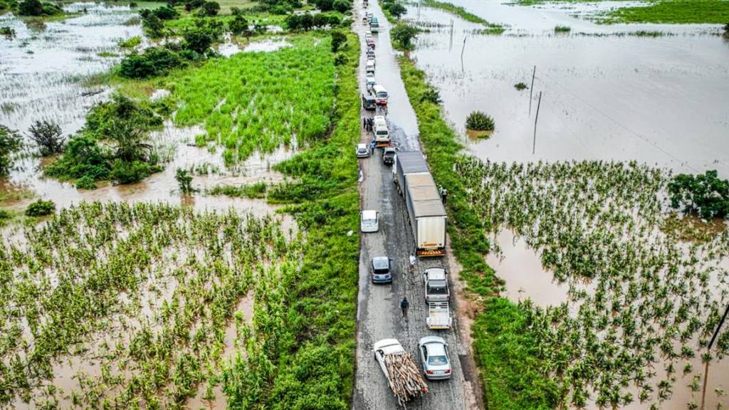 Fahrzeuge säumen die vom Hochwasser beschädigte Straße N1 in Mosambik (Archivbild). Foto: AP/dpa