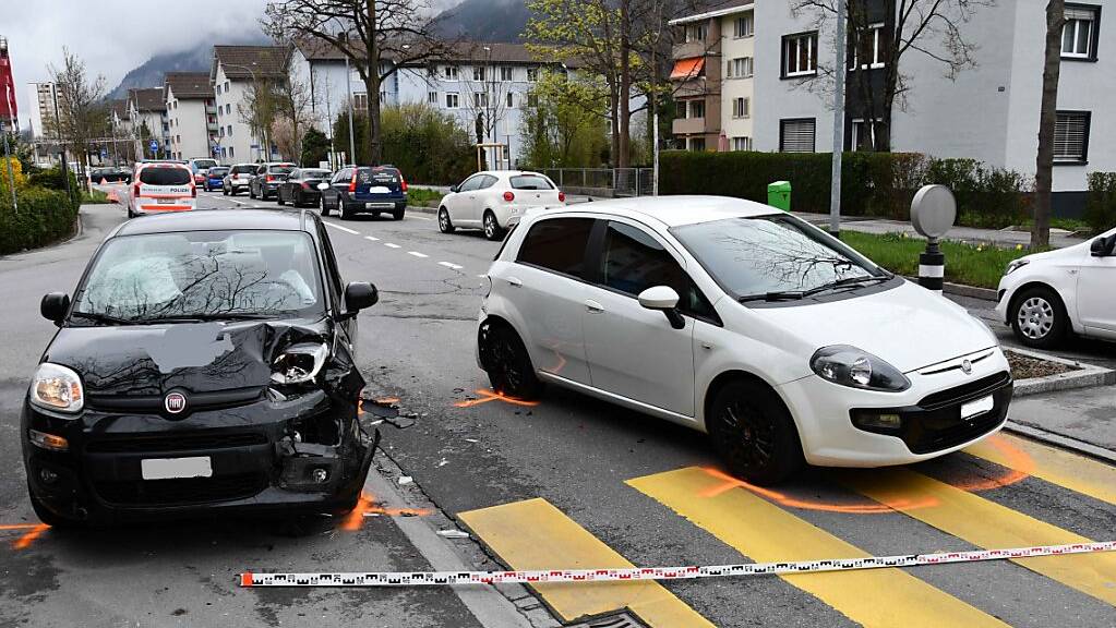 Eine 21-Jährige verletzte sich bei einem Auffahrunfall vor einem Fussgängerstreifen in Chur leicht.