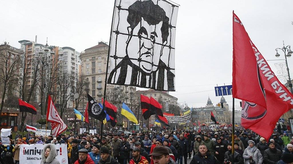 Protestmarsch in Kiew - auf dem Transparent der Kopf von Staatschef Poroschenko hinter Gittern.