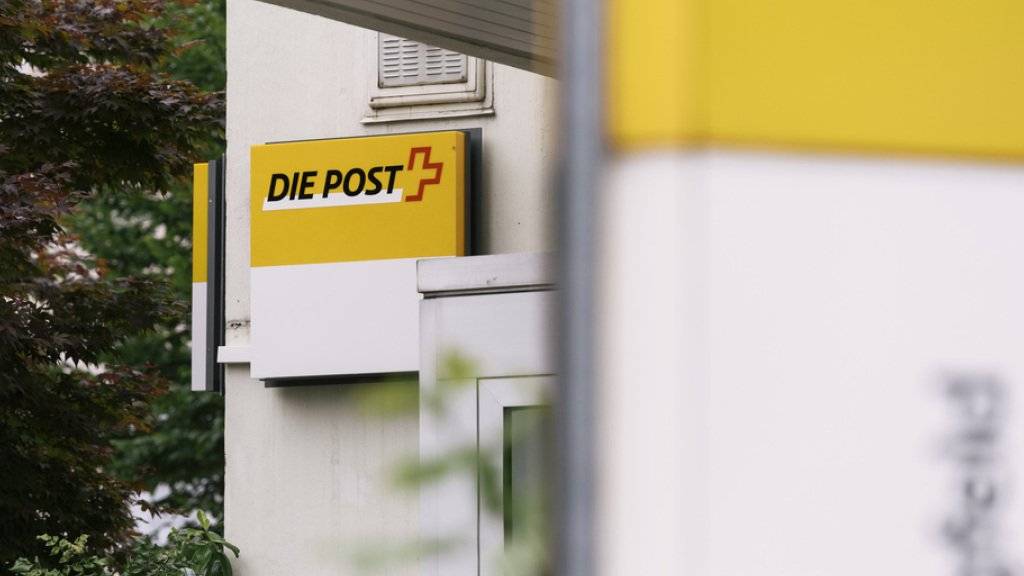 Im Kanton Freiburg könnten bald fast die Hälfte aller Poststellen geschlossen werden. Die Post hat eine entsprechende Überprüfung angekündigt. (Symbolbild)