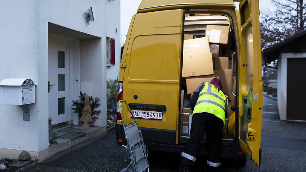 Die Post ist 2020 in den Paketen fast ertrunken: Paketbotin mit ihrem Lieferwagen im Dezember in Egerkingen. (Archivbild)