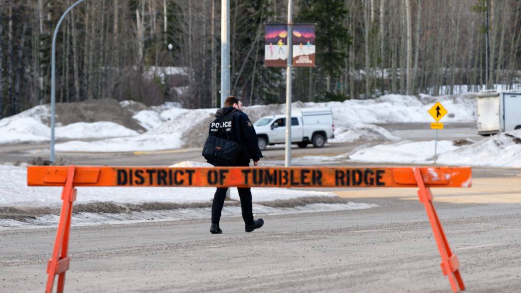 Die Polizei untersucht den Tatort in der Nähe der Tumbler Ridge Secondary School. Foto: Jesse Boily/The Canadian Press via AP/dpa