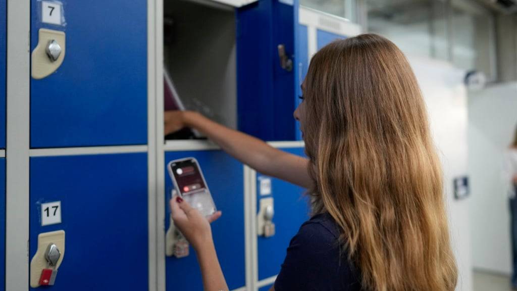 Zur Frage, ob es an Schulen ein Verbot von Smartphones braucht, gehen die Meinungen auseinander. (Themenbild)