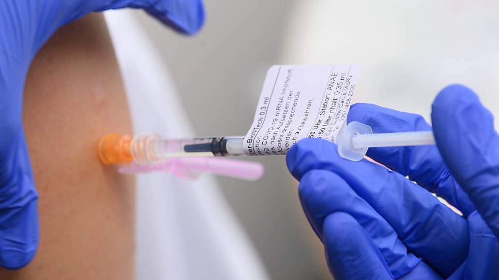 Eine Person erhält eine Impfung gegen das Coronavirus. Foto: Robert Michael/dpa-Zentralbild/dpa