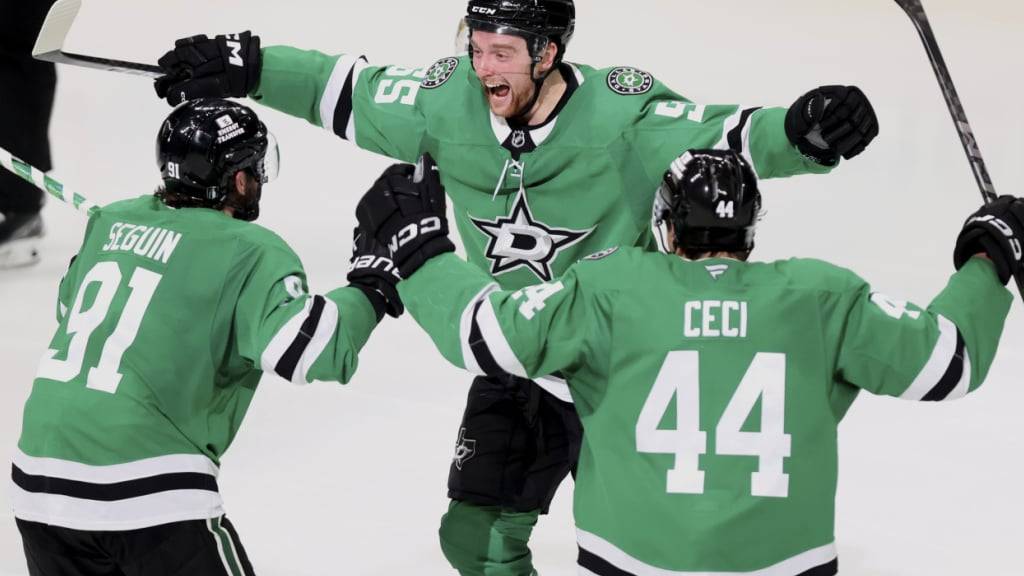 Die Spieler der Dallas Stars können nach dem Auftakt des Halbfinals dank fünf Toren im dritten Drittel jubeln