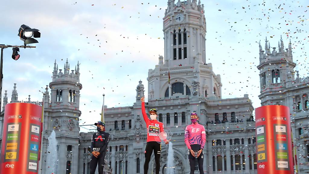 Das Siegerpodest der Vuelta 2020 mit Richard Carapaz (2./links), Primoz Roglic (Sieger/mitte) und Hugh Carthy (3./rechts)