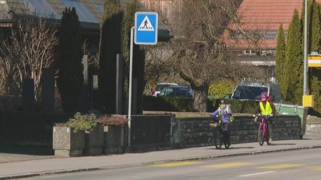 Mütter kritisieren gefährlichen Fussgängerstreifen in Hindelbank