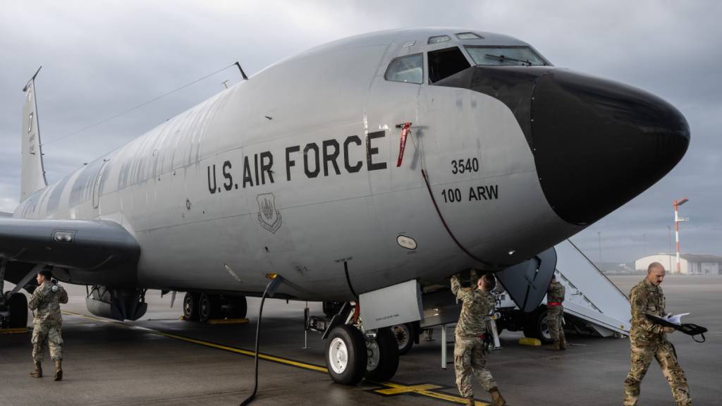 ARCHIV - Soldaten bereiten auf der US-Airbase Spangdahlem eine KC-135 Stratotanker der US-Luftwaffe auf den Start vor. Mit dem Stratotanker können Kampfjets der NATO in der Luft betankt werden. Foto: Boris Roessler/dpa