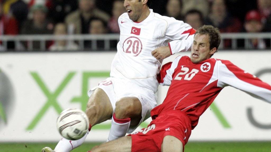 Hakan Sükür (links) 2005 in einem Länderspiel gegen die Schweiz im Kampf mit Patrick Müller