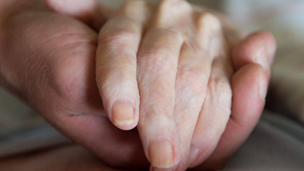 Das Zürcher Stimmvolk wird voraussichtlich über Sterbehilfe in Alters- und Pflegeheimen abstimmen. Eine Initiative will, dass alle Heime Sterbehilfe zulassen müssen. Bisher können private Heime dies ablehnen, etwa aus religiösen Gründen. (Symbolbild)