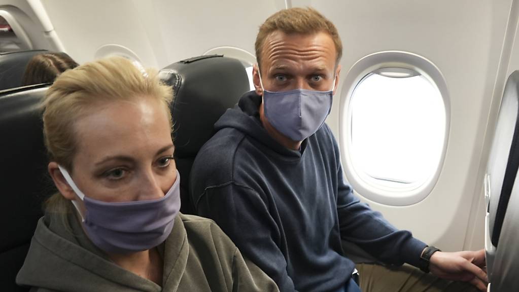 Kremlgegner Alexej Nawalny vor seiner Verhaftung mit Ehefrau Julia während eines Flugs nach Moskau. (Archiv)