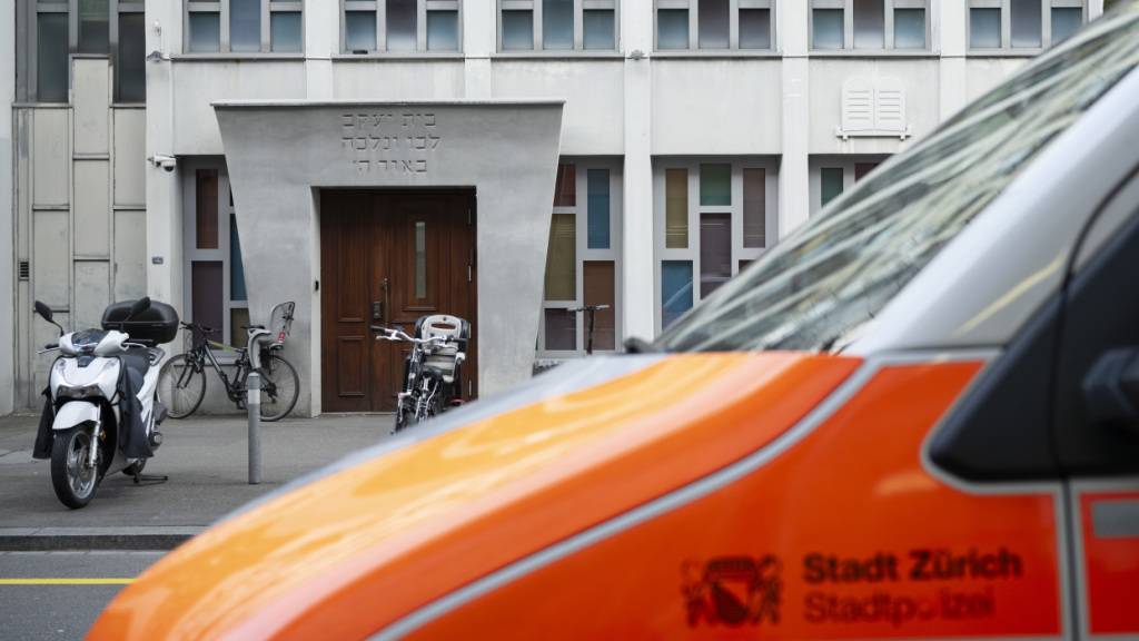 Weil er in der Nähe einer Synagoge in Zürich einen Aufkleber einer rechtsextremen Partei anbrachte, muss ein 35-Jähriger am Mittwoch vor Gericht. (Archivbild)