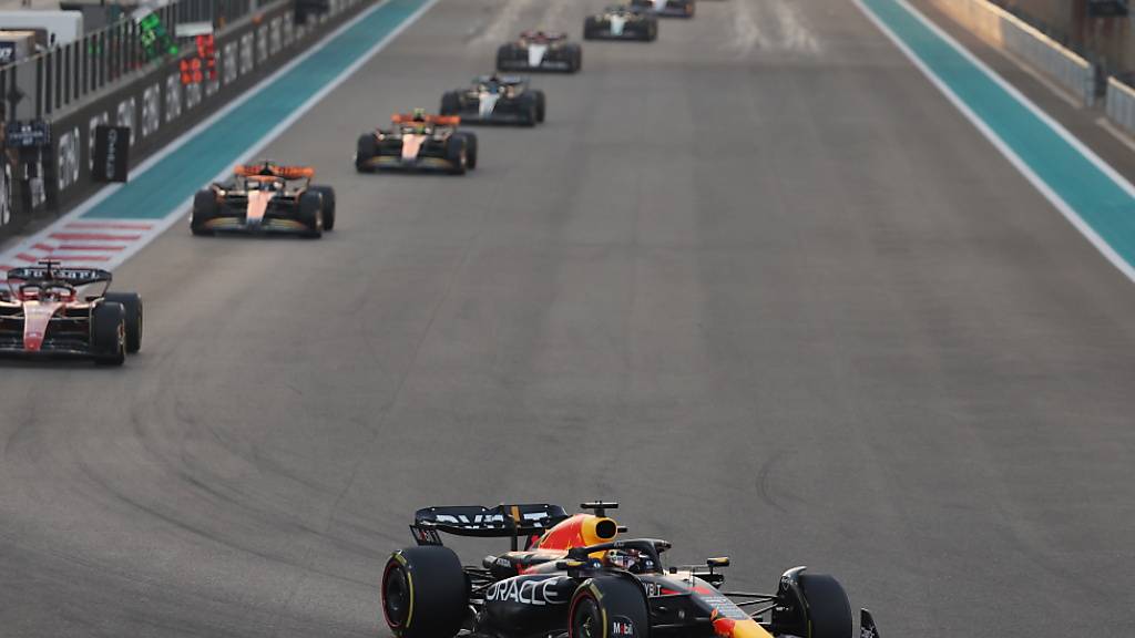 Max Verstappen fährt auch in Abu Dhabi der Konkurrenz davon