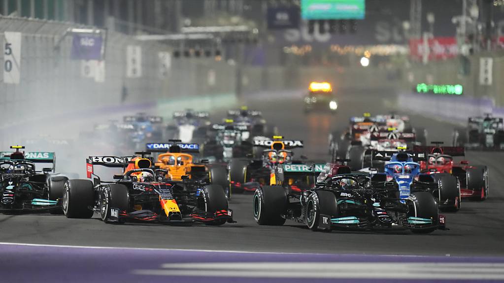 Lewis Hamilton (vorne rechts) im Mercedes und Max Verstappen im Red Bull lieferten sich auf dem Stadtkurs in Dschidda ein paar heisse Duelle