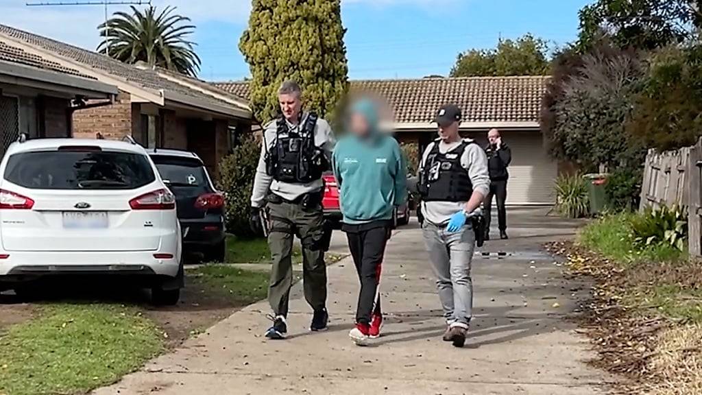 HANDOUT - Ein 37-jähriger Mann wird durch die Polizei in Bendigo im Rahmen der Operation «Vitreus» festgenommen. Foto: VICTORIA POLICE/dpa - ACHTUNG: Nur zur redaktionellen Verwendung und nur mit vollständiger Nennung des vorstehenden Credits