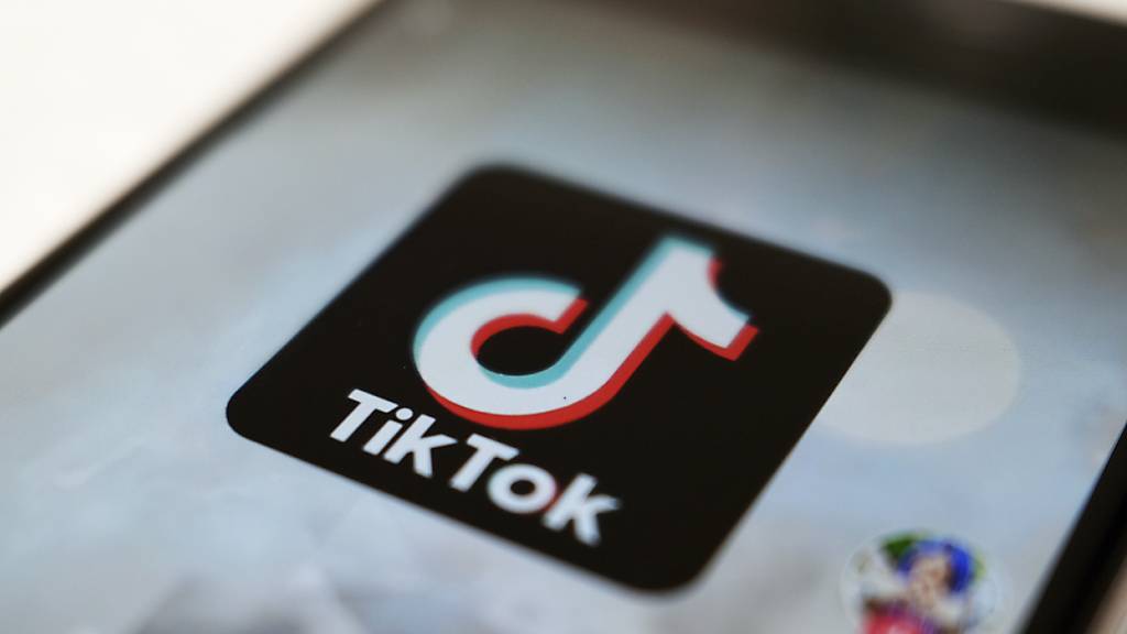 Die Plattform Tiktok wehrt sich in den USA aktuell bereits gegen ein Gesetz, das einen Eigentümerwechsel erzwingen soll. (Archivbild)