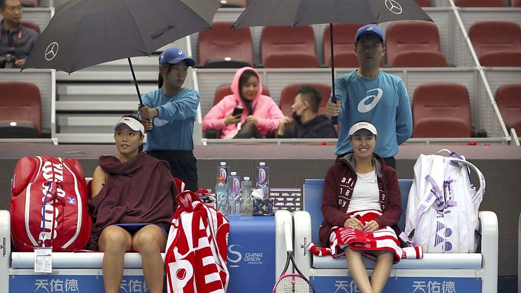 Martina Hingis (rechts sitzend) feiert in Peking einen weiteren Doppel-Triumph.