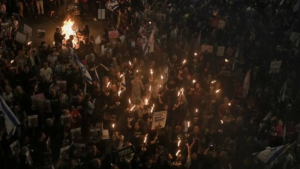 Menschen protestieren gegen die Regierung des israelischen Premierministers Netanjahu. Foto: Maya Alleruzzo/AP/dpa