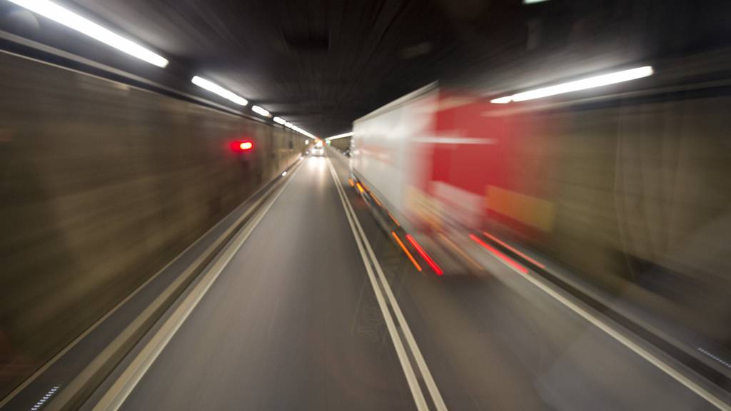 Symbolbild: Lastwagen fährt durch Tunnel.