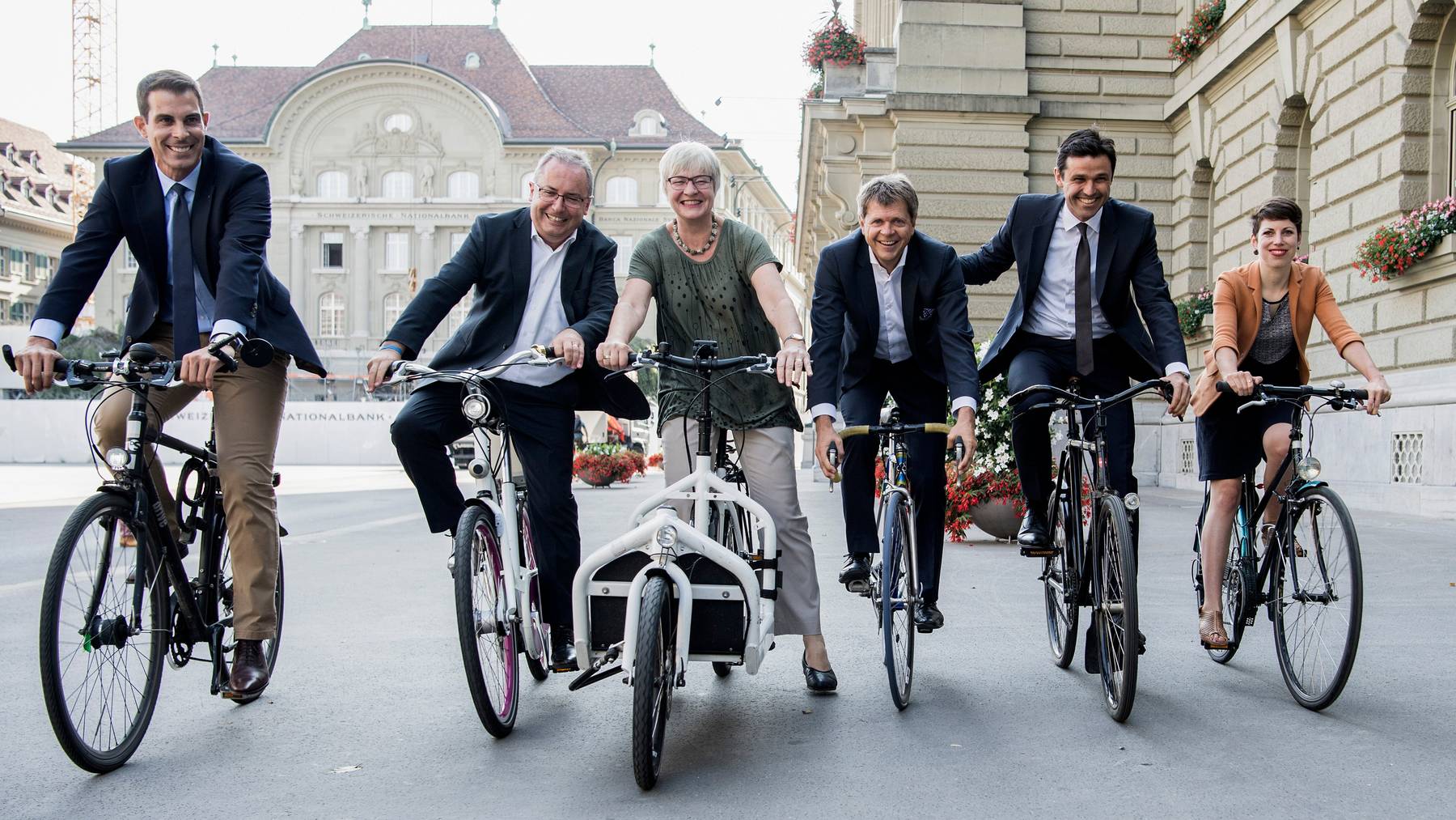 Fährt ohne Helm Velo und fordert dass dies auch für E-Bikefahrer so bleibt: IG-Velo-Präsident und Nationalrat Matthias Aebischer (2. v.r.).
