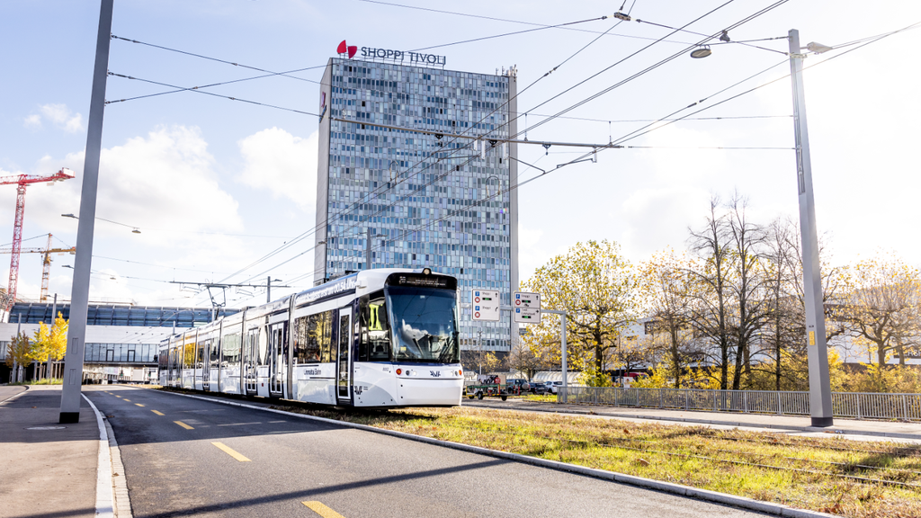 Limmattalbahn vor dem Shoppi Tivoli: Aktuell fehlen der AVA drei Fahrzeuge. 