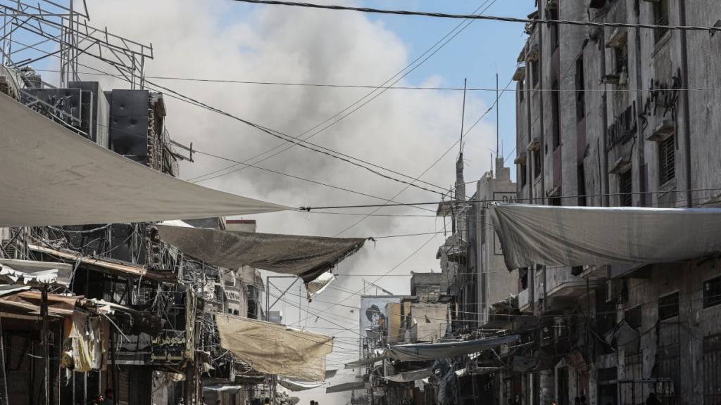 ARCHIV - Rauch steigt nach einem israelischen Luftangriff in der Stadt Gaza auf (Archivbild). Foto: Omar Ashtawy/APA Images via ZUMA Press Wire/dpa