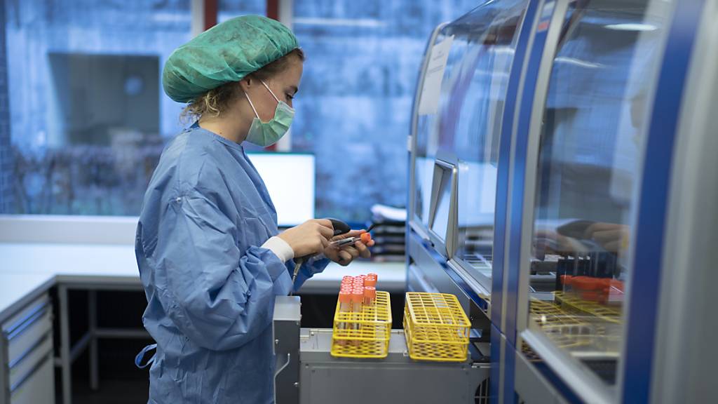 Eine Labor-Mitarbeiterin verarbeitet Corona-Proben im Zentrallabor des Stadtspitals Triemli. (Archiv)