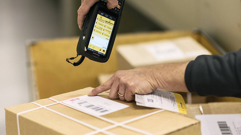 Geht es nach dem Bundesrat, soll die Post schon bald nur noch 90 Prozent der Briefe und Pakete fristgerecht zustellen müssen statt wie heute 97 Prozent bei Briefen und 95 Prozent bei Paketen. (Archivbild)