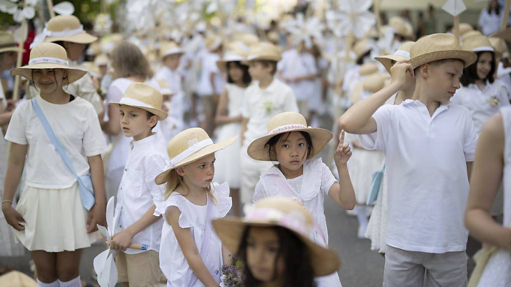 St. Galler Kinderfest startete mit Böllerschüssen