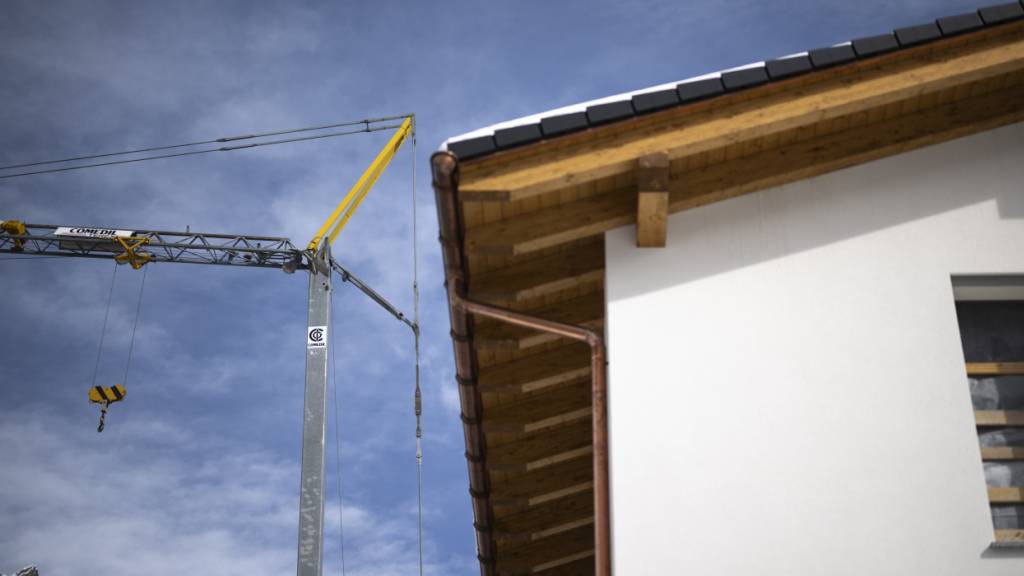 Ein Baukran beim Rohbau eines Wohnhauses in Pontresina GR.