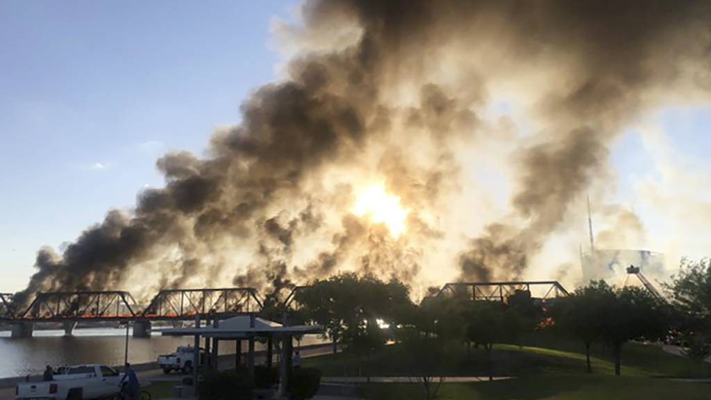 Nach einer Zugentgleisung auf einer Brücke ist im US-Bundesstaat Arizona ein Grossbrand ausgebrochen.