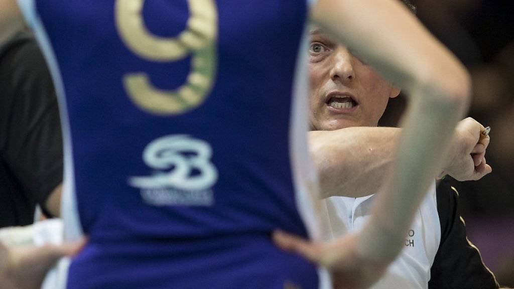 Hat nach der Hinspiel-Niederlage gegen Vakifbank Istanbul Redebedarf: Volero Zürichs Trainer Avital Selinger (im Hintergrund)