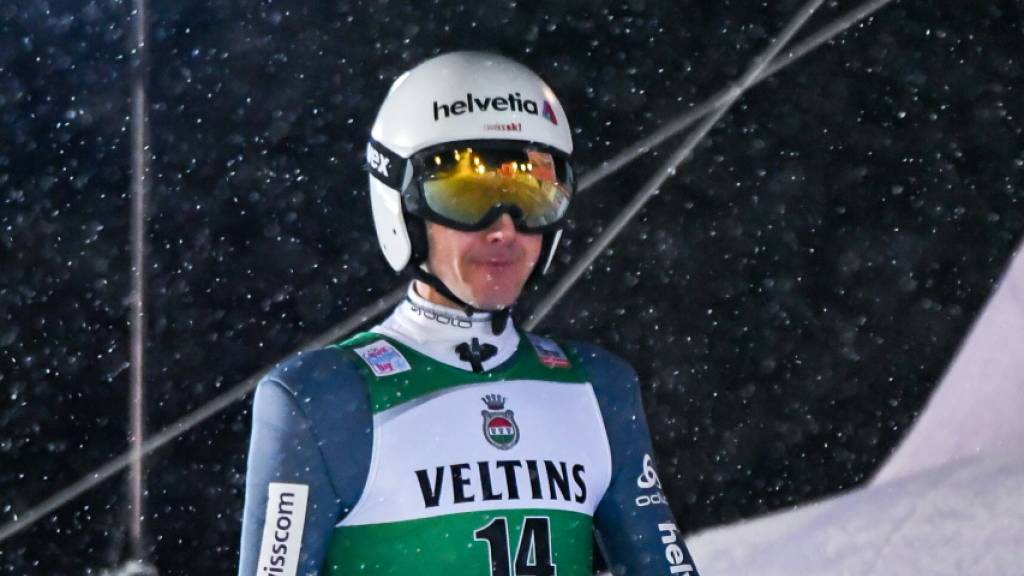 Solider Auftakt im winterlichen Nordfinnland: Simon Ammann qualifizierte sich mit einem Sprung auf 130 m sicher für den Weltcup am Samstagabend in Kuusamo