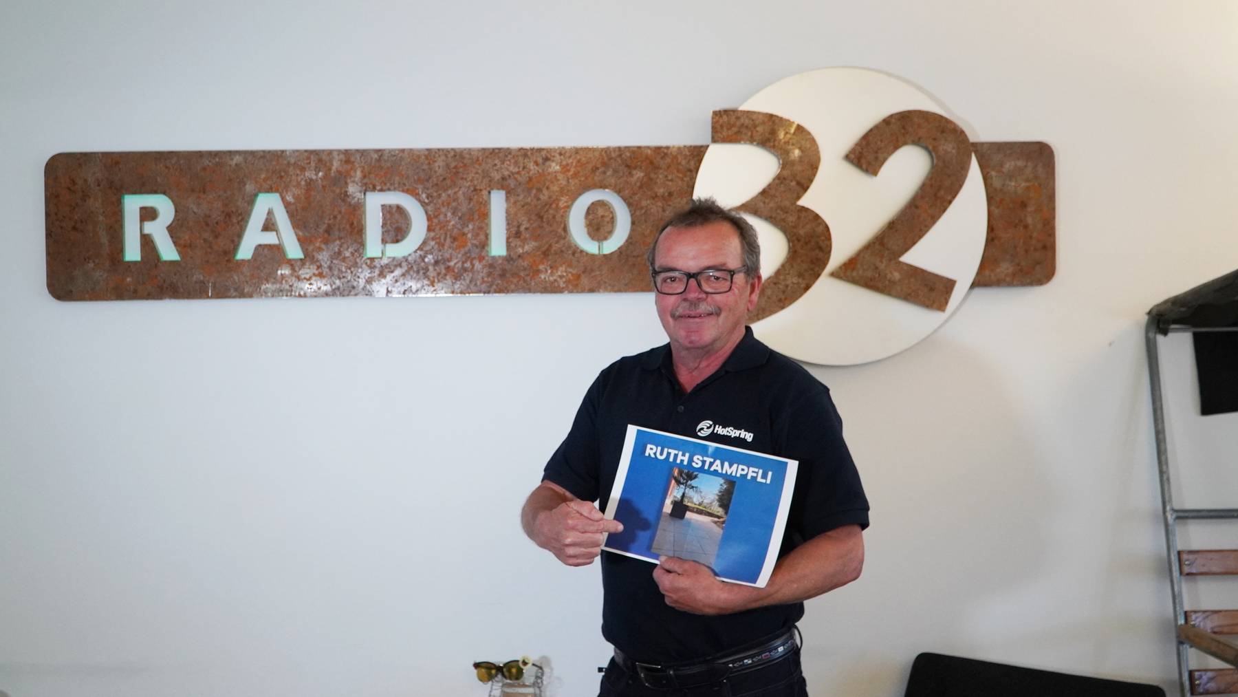 Peter Kurz vom HotSpring Whirlpool Paradies spielte die Glücksfee in der Radio 32 Morgenshow.