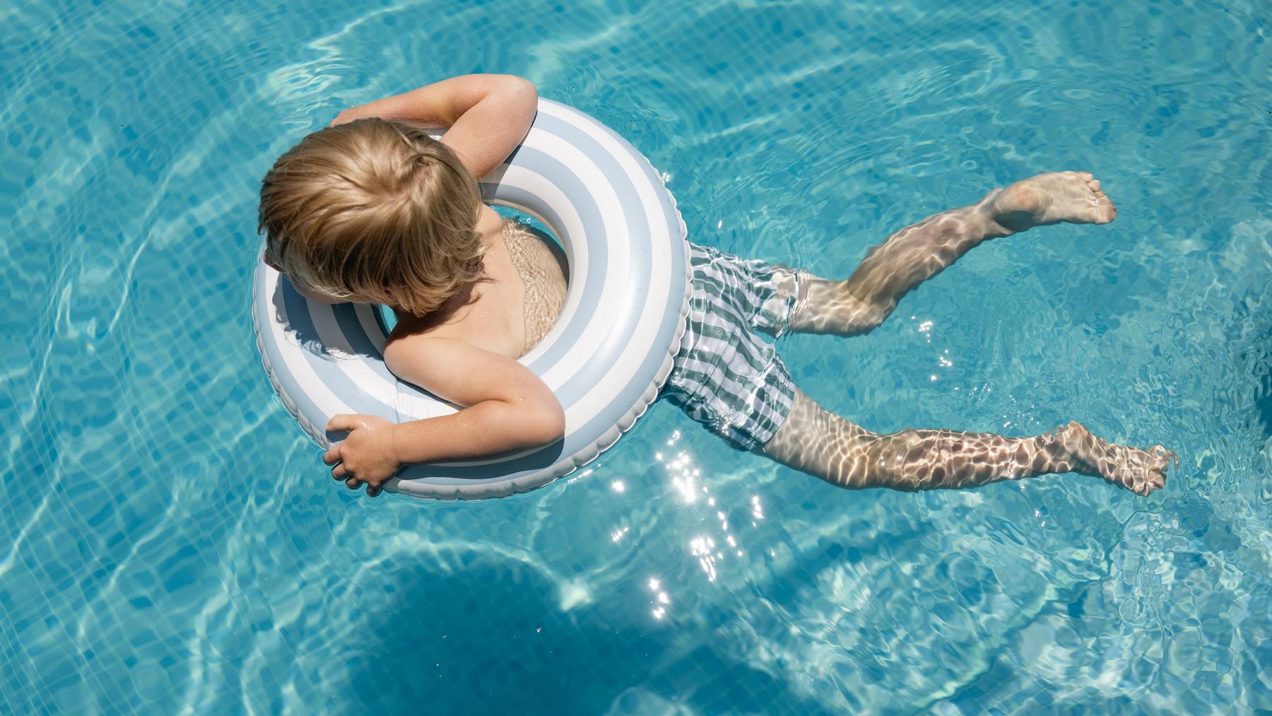 Neonfarbene Badekleider erhöhen die Sicherheit im Wasser