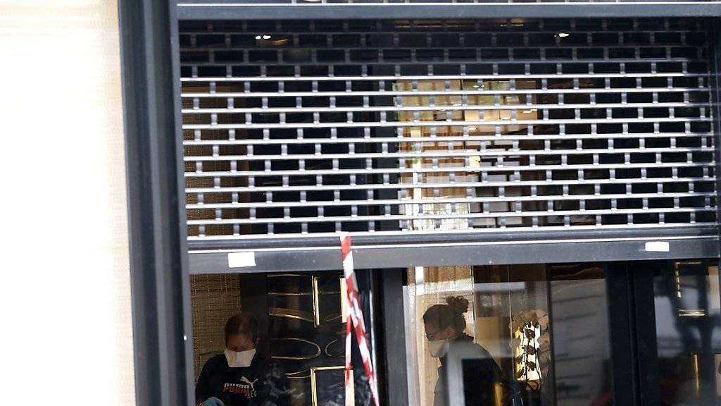 Mit einer Beute im Wert von 2,2 Millionen Euro flohen Einbrecher im Mai aus einem Chanel-Laden in Paris. Nun hat die Polizei acht Verdächtige gefasst. (Archivbild)