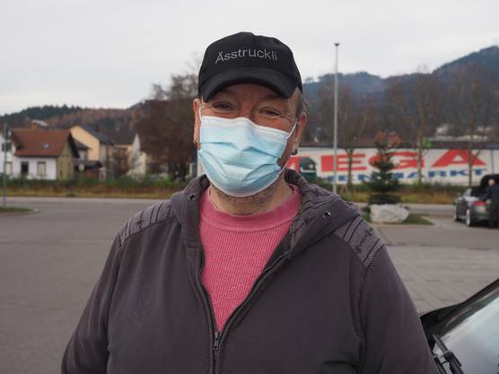 René Thomann (53), Bözen: “I come regularly, about once a week, to the other side of the Rhine to go shopping, mainly to the Laufenpark in Laufenburg.  Most of the time we buy groceries.  Today I went to a hardware store in Bad Säckingen to buy floor coverings.  I think the blockade in Germany is correct.  That should also come in Switzerland 