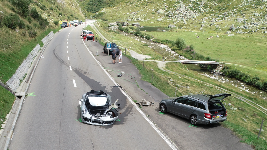 An den am Unfall beteiligten Fahrzeugen entstand grosser Sachschaden.